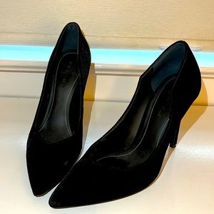 Black velvet pumps by Kendall and Kylie!